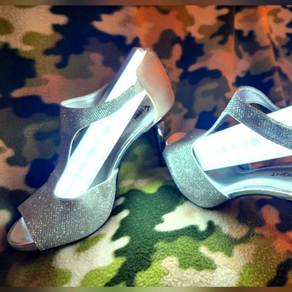 Fioni Night Pumps Silver Heels Size 9 - Picture 2 of 14